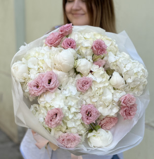 Trio kytice "Hortnezie, pivoňky a eustoma"