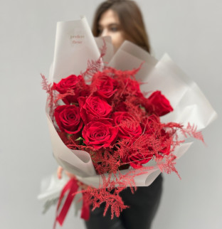 Kytice růží a asparagus