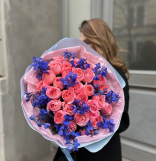 Pivoňkové růže Pink Expression a Delphinium 