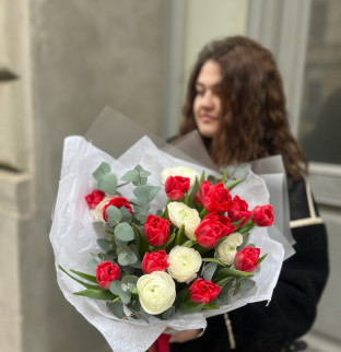 Kytice ranunculus (Pryskyřník) a tulipány