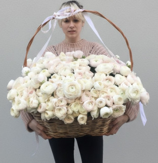 Корзина с ранункулюсами