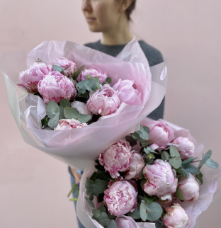 Букет из пионов и эвкалипта 