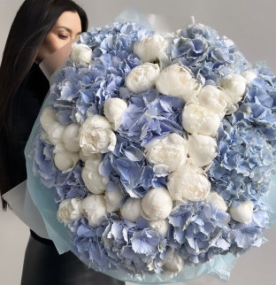 Hydrangea and white peonies 