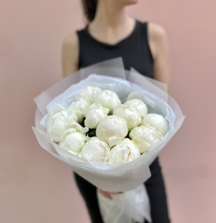 Kytice bílých pivoněk 