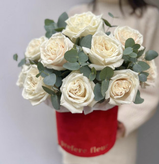 Růže a eukalyptus v kloboukové krabici