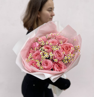 Pivoňkové růže Pink Expression a heřmánek  