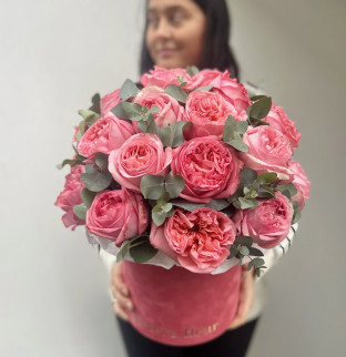 Pivoňkové růže a eucalyptus v kloboukové krabici #2