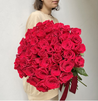 51 červených růží