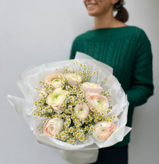 Bouquet ranunculus and Chamomile