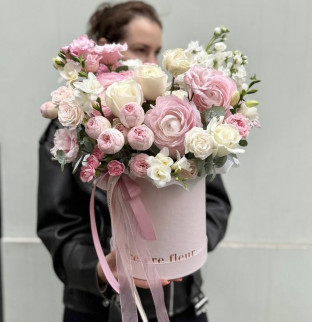 Bouquet "June romance" in a hat box