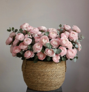 101 ranunculus v košíku 