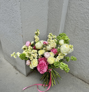 Neobvyklá kytice v zelených a růžových odstínech