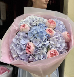 Hortenzie a pivoňkové růže