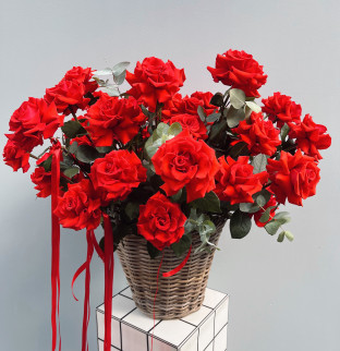 Корзина с нежными цветами